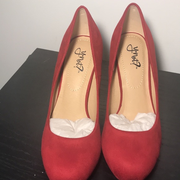 Y•Not?, cherry red faux suede 3.5 inch heels size 8M - Picture 9 of 12